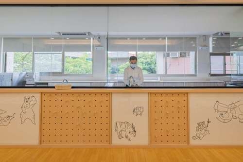 「香山區公共托育家園」設有新竹動物園動物們的造型學習牆。